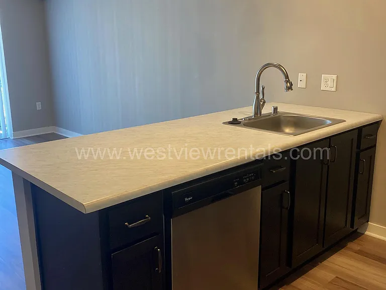 203 E Laurel St — Photo 149