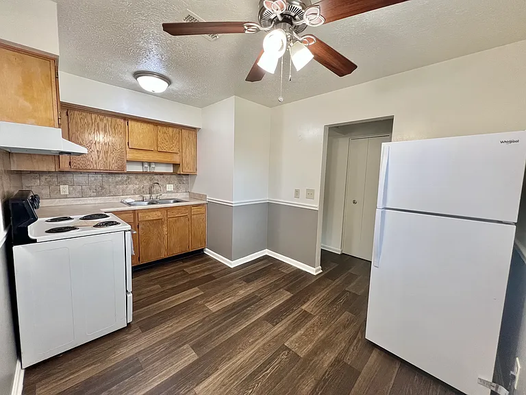 Mayfair Apartments — Photo 23