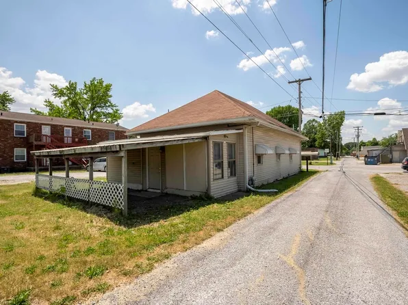 106 S Locust St, Sesser, IL 62884