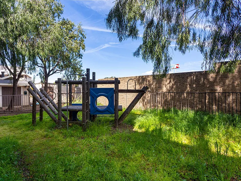 Willow Creek Apartments — Photo 1