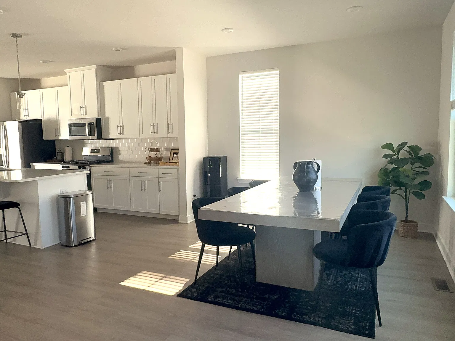 4 bed, 3.5 bath, 2400 sqft, $4,200 — Photo 3