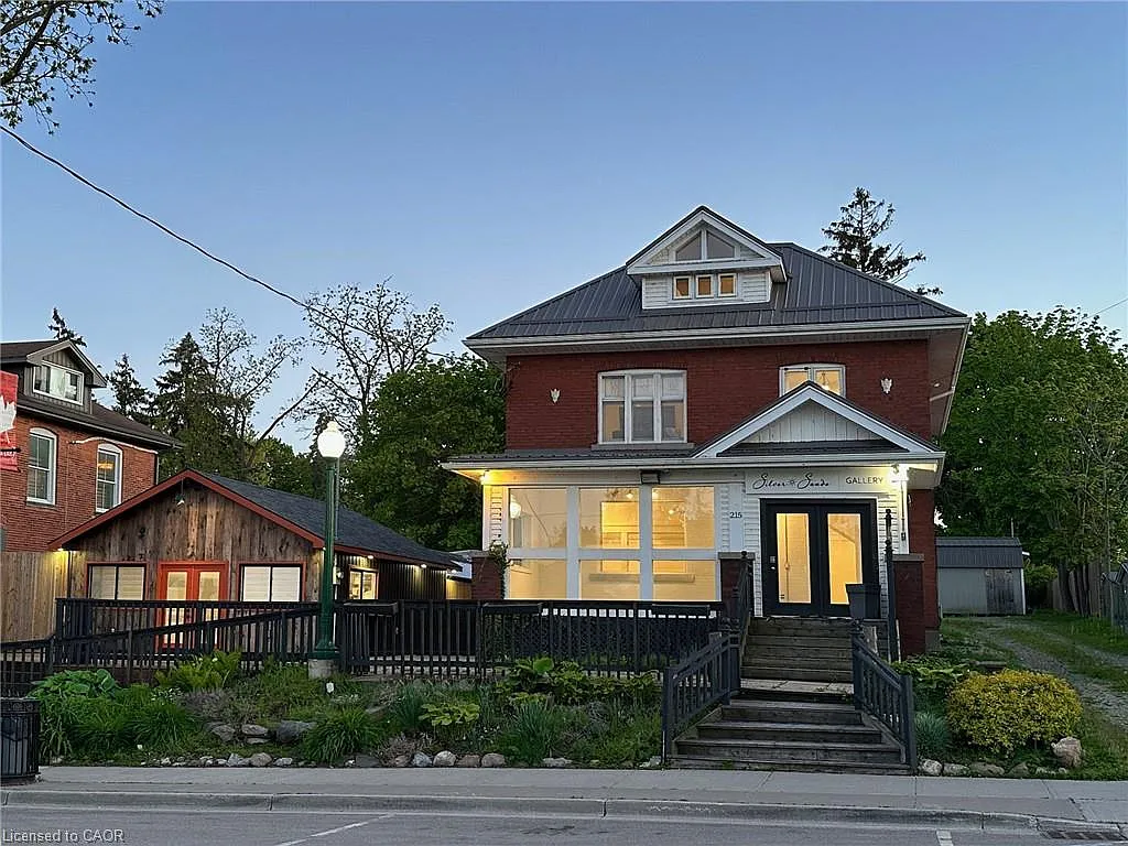 215 Main St photo 1