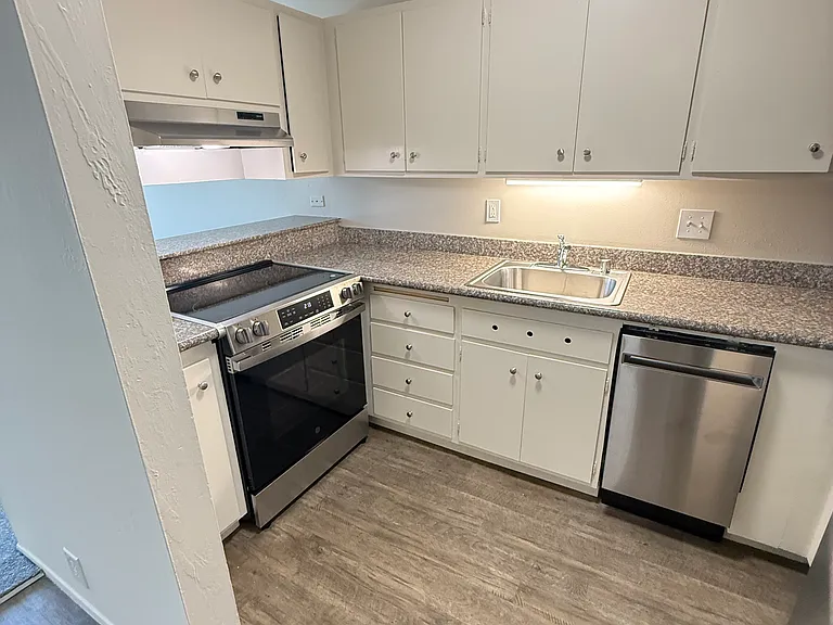 Otis Terrace Apartments — Photo 16