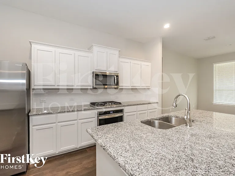 701 Brody Trl — Photo 5