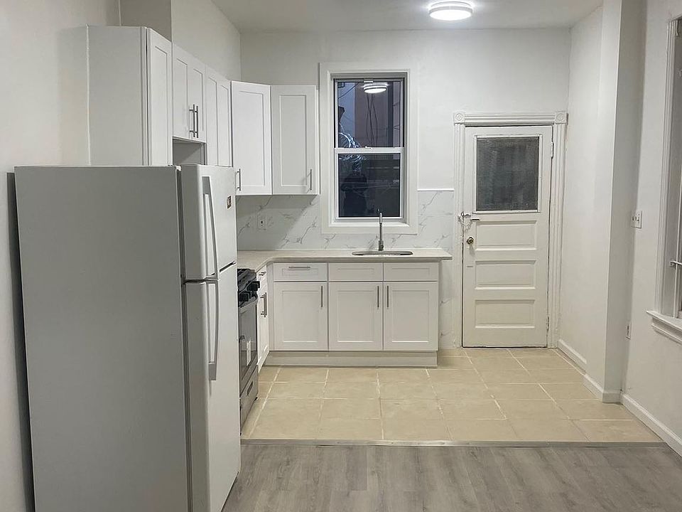1st image of 833 Cantrell St