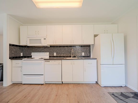 4th image of 405 Bates St