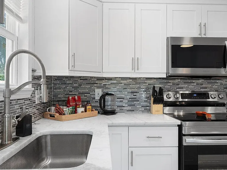 2815 W Lloyd St — Photo 16