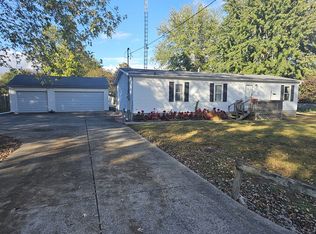 130 W 5th St, Bonnie, IL 62816