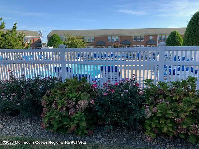 2 bed, 1.5 bath, $2,000 — Photo 2