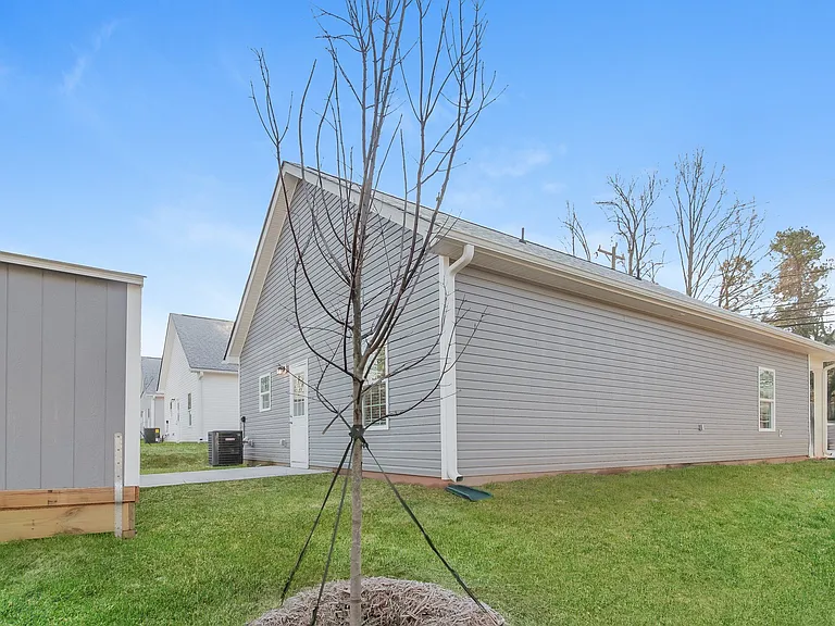 209 E Washington Ave — Photo 15