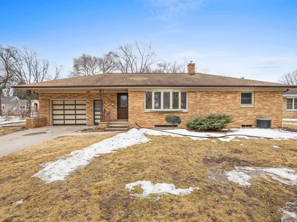 1229 Desnoyers St, Green Bay, WI 54303