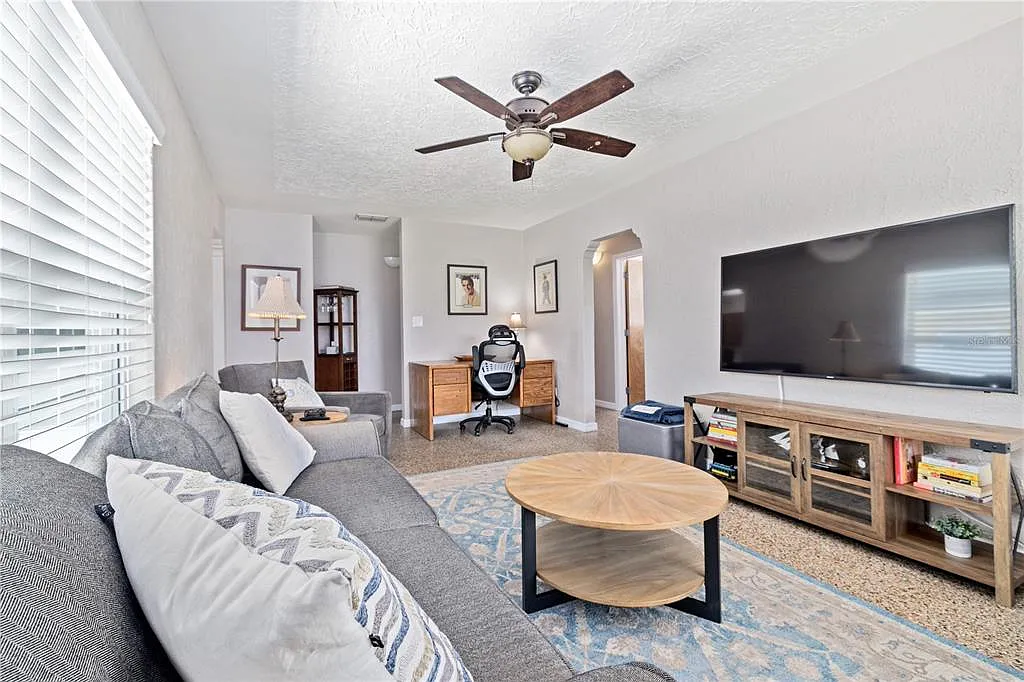 3 bed, 1.5 bath, 1084 sqft, $3,200 — Photo 2