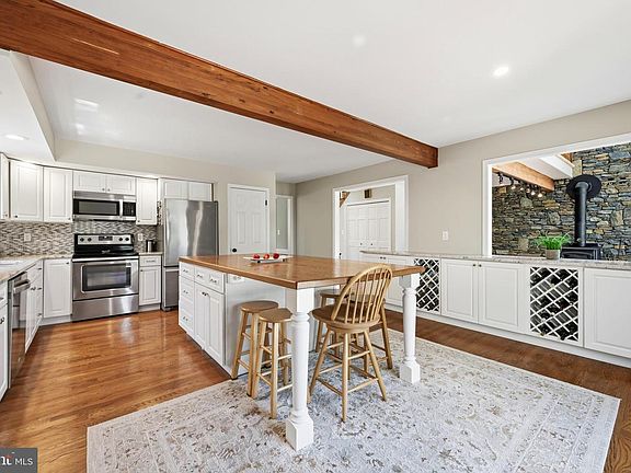 4th image of 111 Holly Ct