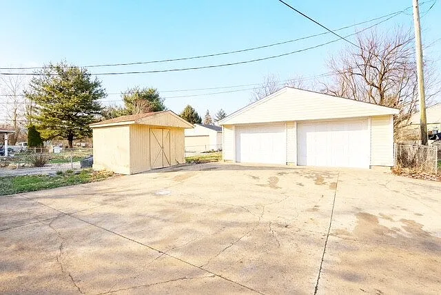 3 bed, 1.0 bath, 1056 sqft, $1,525 — Photo 2