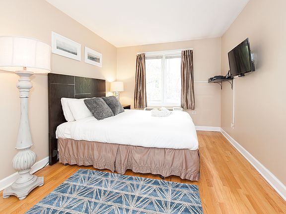 2nd image of 28 E Bellevue Pl APT 1A