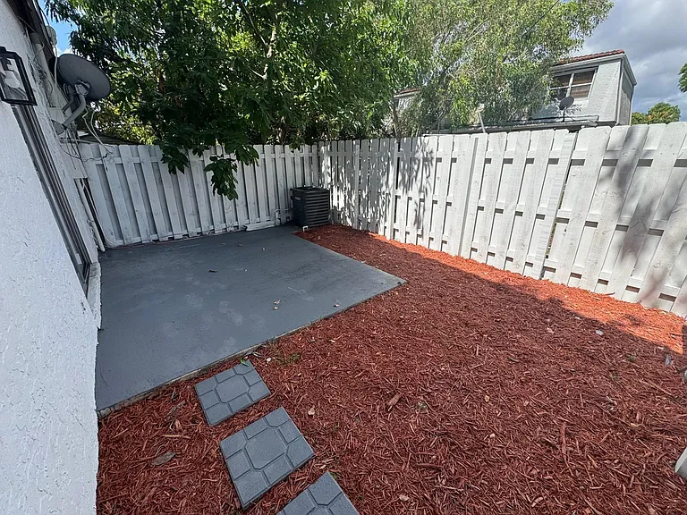 3920 Woodside Dr #14 — Photo 23