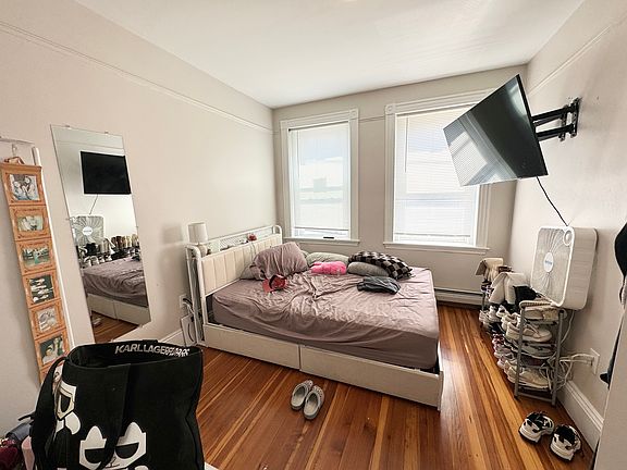5th image of 165 Gove St