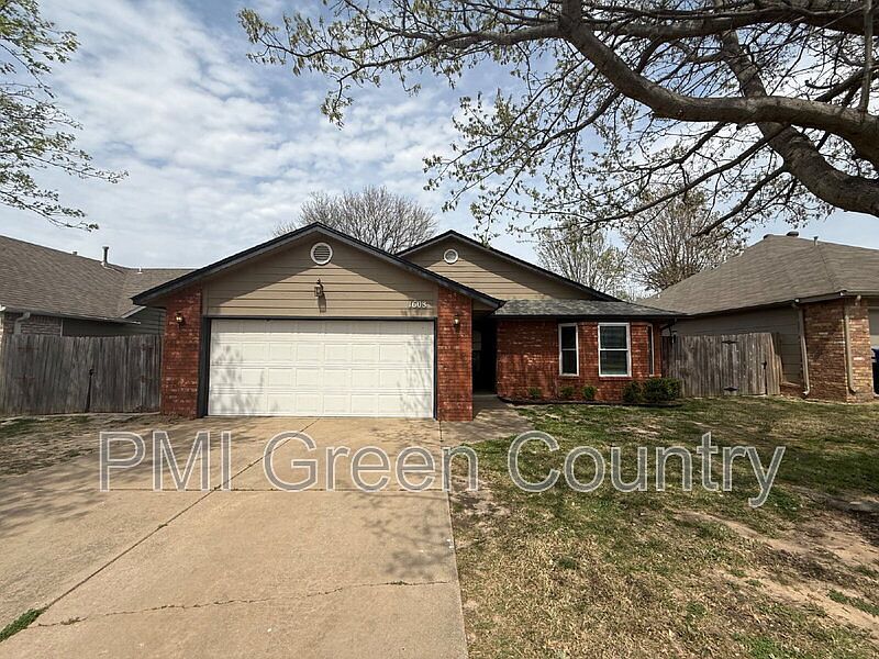 1st image of 1608 W Fort Worth St