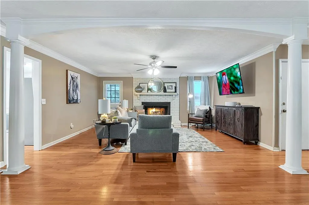3 bed, 2.0 bath, 1640 sqft, $5,750 — Photo 3