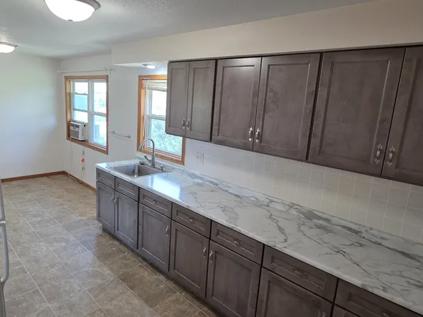 3260 Bluff Dr, Shakopee, MN