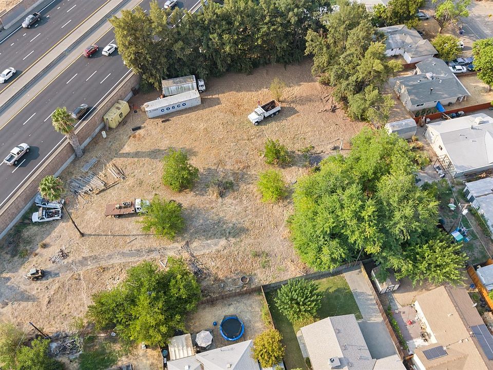 2nd image of 1926 Helena Ave