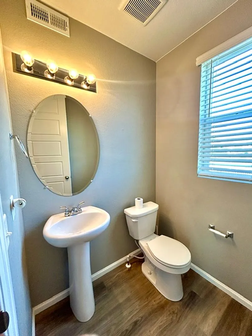 Modern Luxury Living and Gourmet Kitchen! $300 off 1st month rent — Photo 4