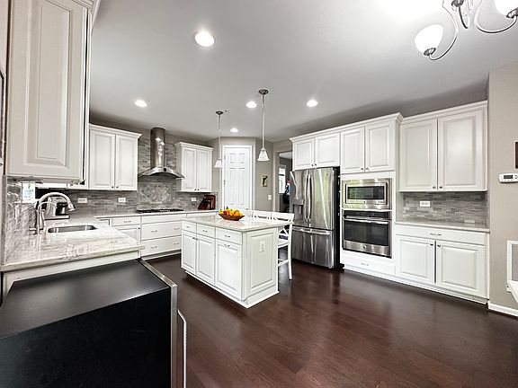 4th image of 904 Saint Martins Loop