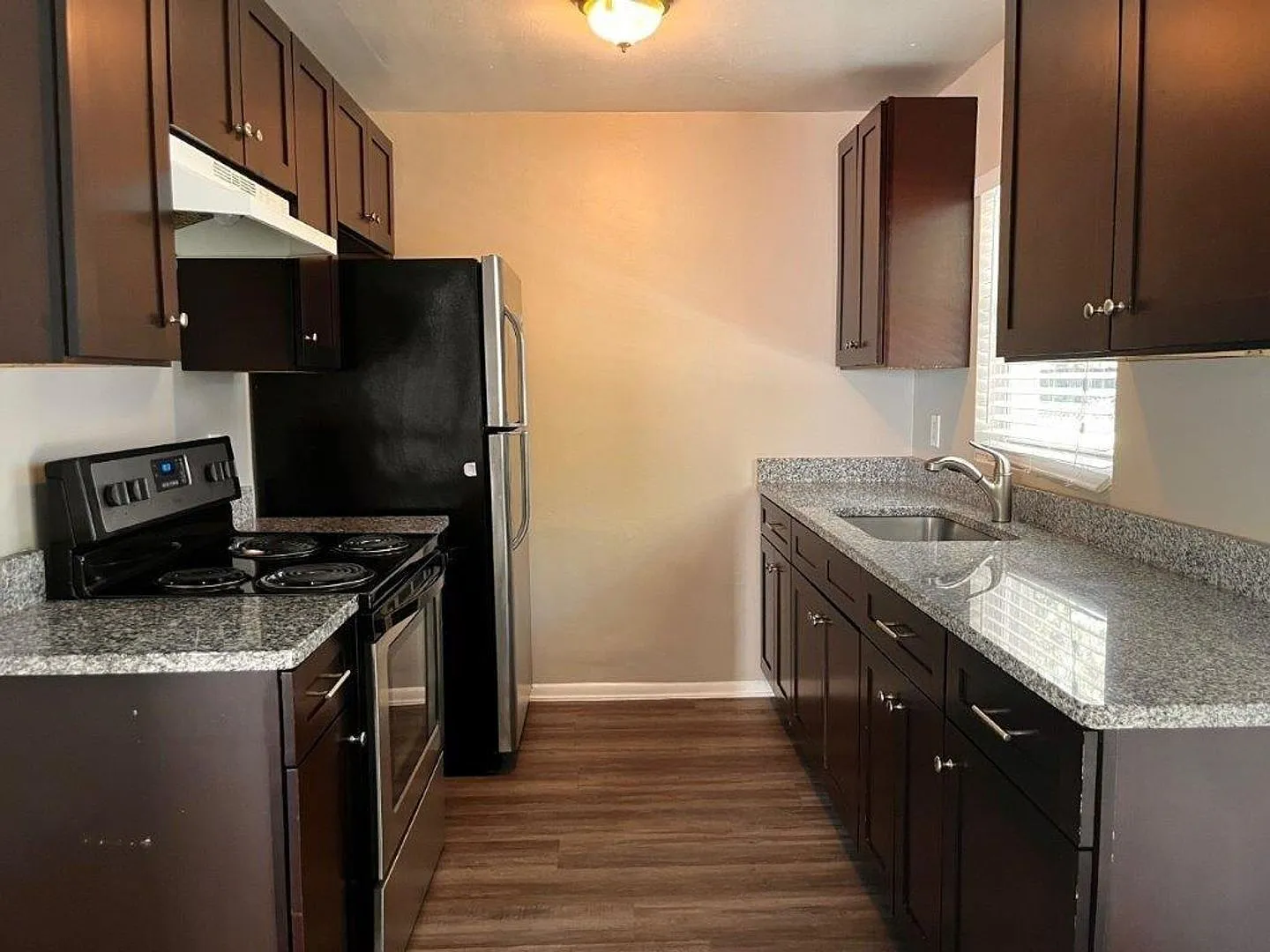 3 bed, 2.0 bath, 1000 sqft, $1,599 — Photo 2