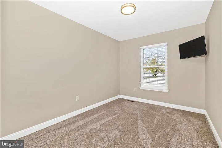 557 Lancaster Pl — Photo 7