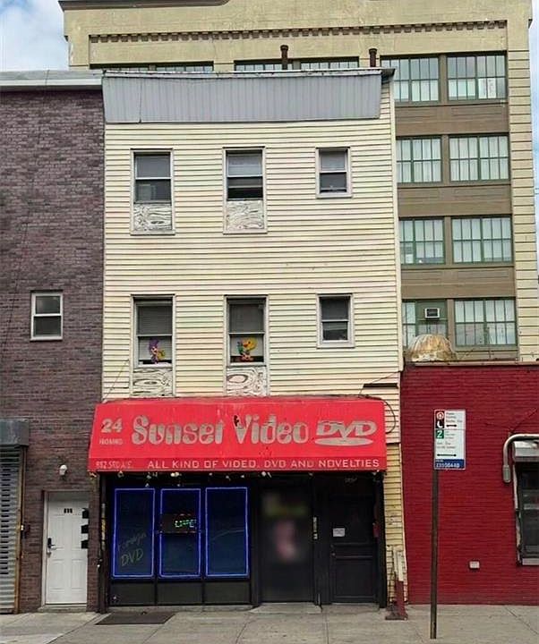 1st image of 952 3rd Ave