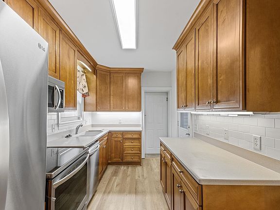 4th image of 1265 Hillcrest Dr