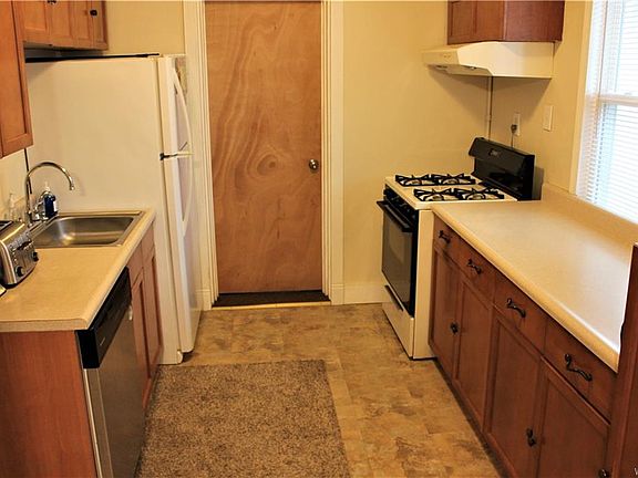 4th image of 586 Emerson Dr