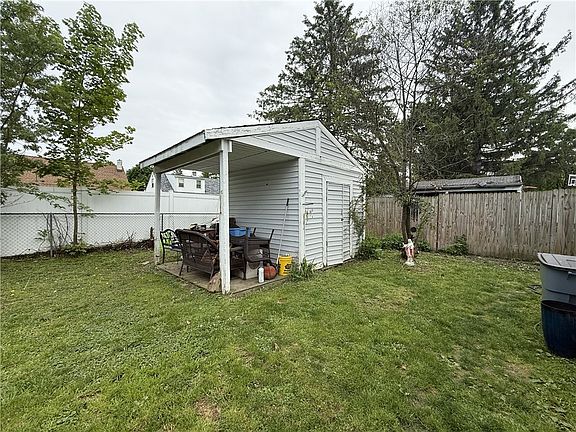 5th image of 905 Spruce St