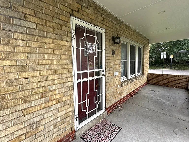 700 Dexter St — Photo 3