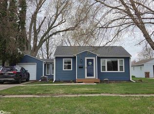 1527 Summer St, Grinnell, IA 50112