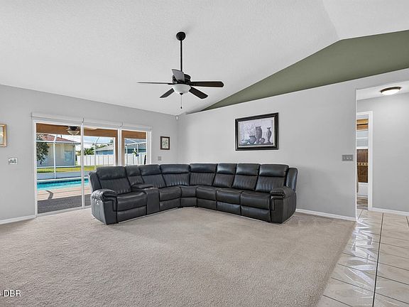4th image of 6 Roxland Ln