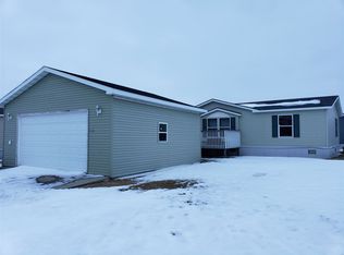 707 Buttercup Ln, Minot, ND 58701