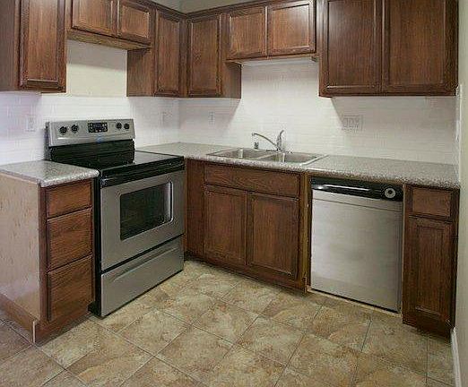 4th image of 642 S Mollison Ave S APT 11