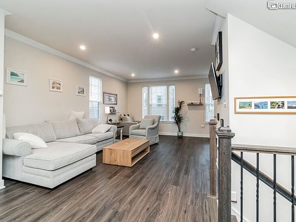 Seating for six
2nd Floor