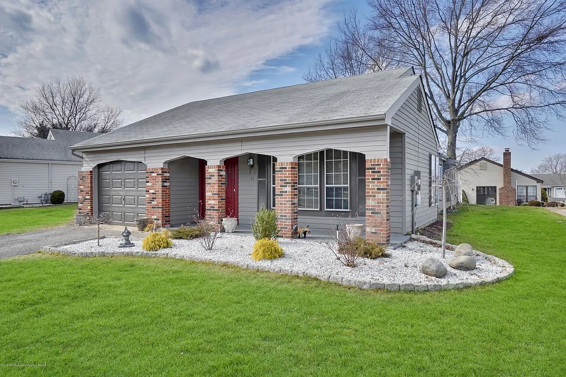 64 Westgate Pl photo 1