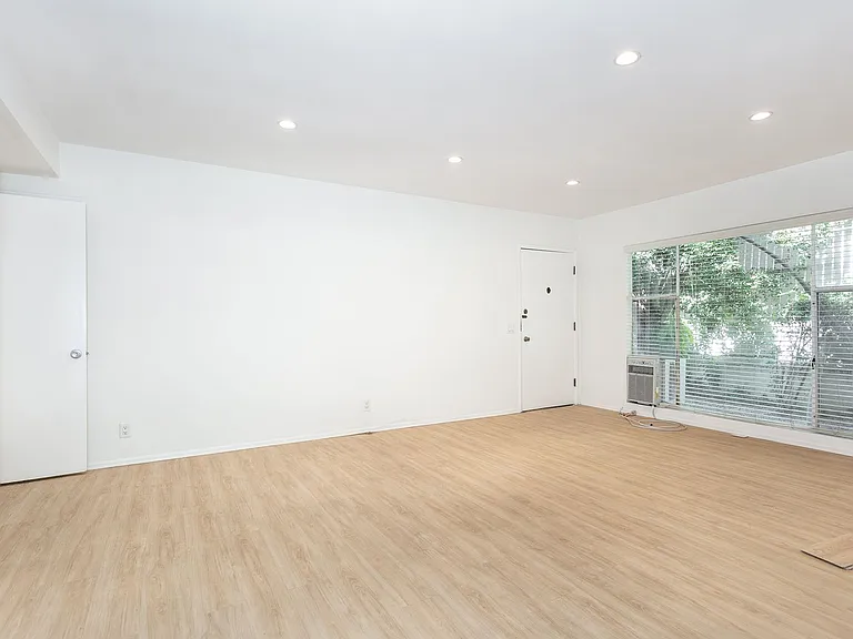 1041 S Wooster St — Photo 6