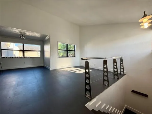 10231 Fontainebleau Blvd, Miami, FL 33172
