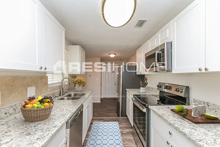 1200 Jadewood Ave — Photo 2