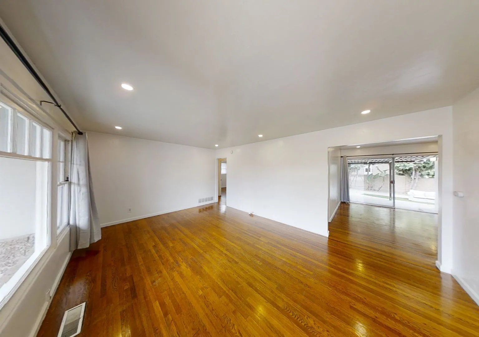 Nice Patio, Private Yard on Mary Lane! — Photo 4