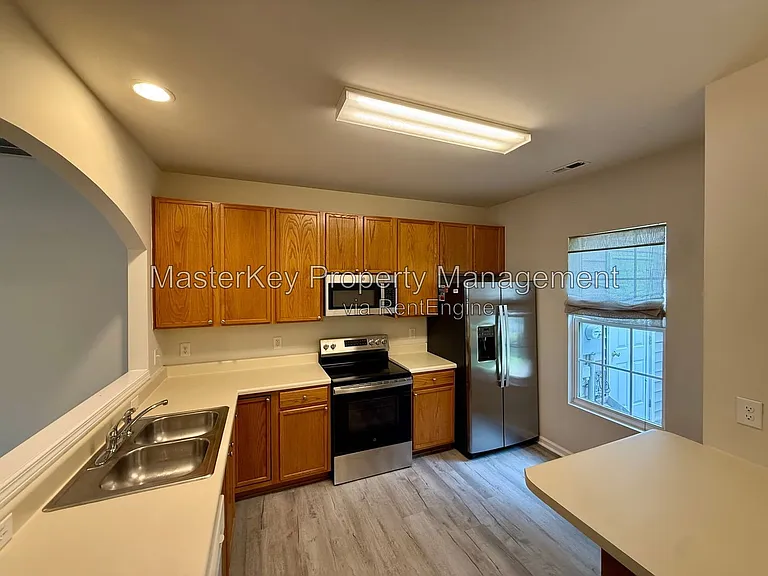 414 Walnut Woods Dr — Photo 3