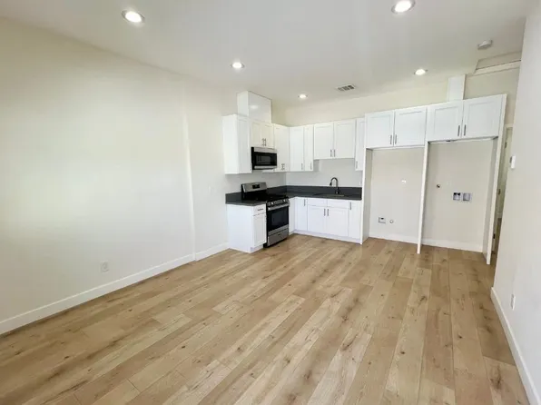 10888 Dora St, Sun Valley, CA 91352