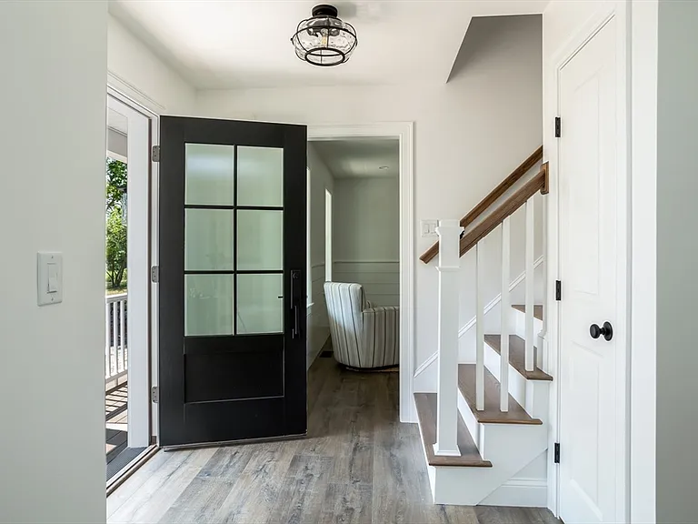 65 Great Neck Rd — Photo 9