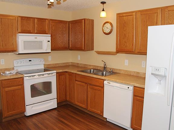 Another view of the kitchen.