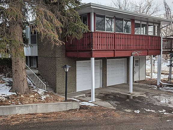 Side driveway to 2 car garag