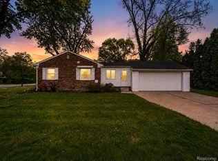 2423 Crooks Rd, Royal Oak, MI 48073